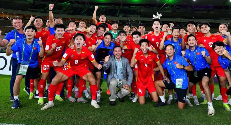 1 đội bóng đá có bao nhiêu người tham gia trận đấu tiêu chuẩn?